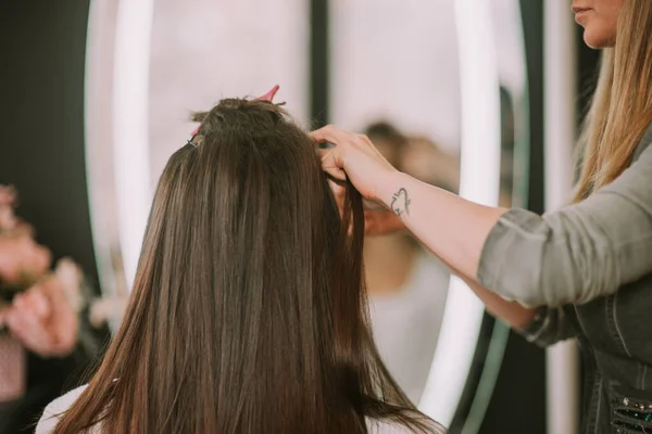 Sarışın Kuaför Kuaförde Otururken Müşterilerini Düz Kahverengi Saçlarıyla Tarıyor — Stok fotoğraf