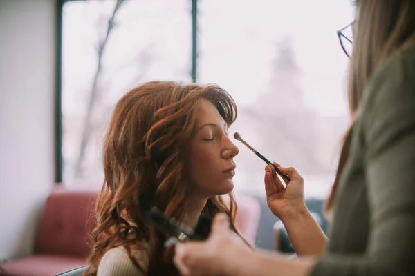 Sarışın Makyaj Sanatçısının Kuaförde Dikilirken Müşterilerinin Gözlerine Göz Farı Sürmesi — Stok fotoğraf