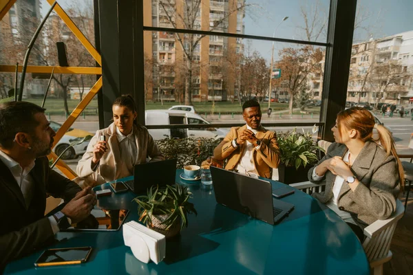 Čtyři Obchodní Kolegové Mají Schůzku Kavárně — Stock fotografie