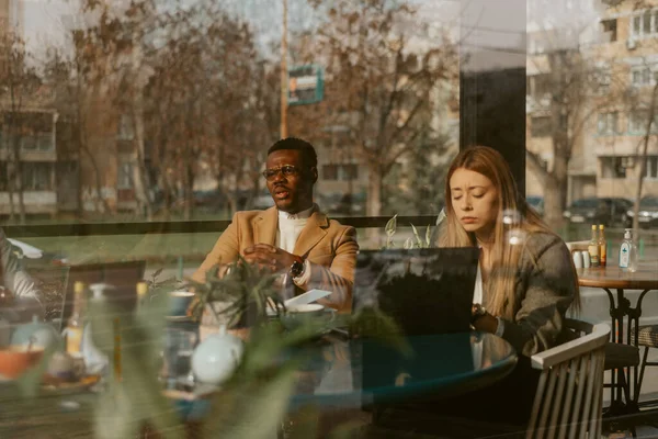 Επιχειρηματίες Κοιτάζοντας Από Παράθυρο Ενώ Κάθεται Στο Καφέ — Φωτογραφία Αρχείου