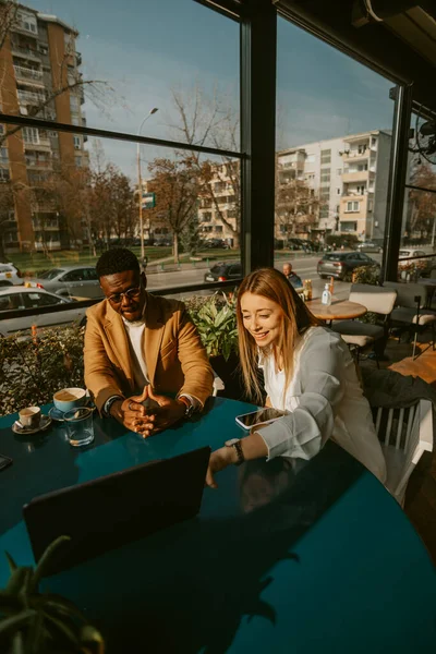 Ξανθιά Επιχειρηματίας Δείχνει Laptop Ενώ Χαμογελά Και Κάθεται Στο Καφέ — Φωτογραφία Αρχείου