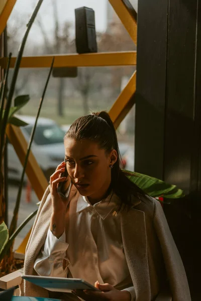 Krásná Obchodní Žena Mluví Telefonu Zatímco Sedí Kavárně — Stock fotografie