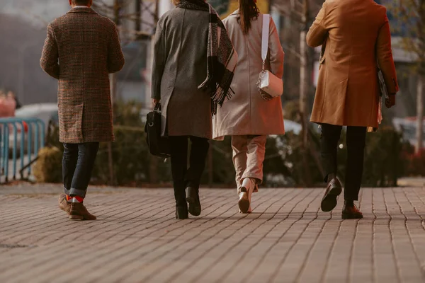 Primer Plano Cuatro Personas Negocios Caminando Por Calle Ciudad —  Fotos de Stock
