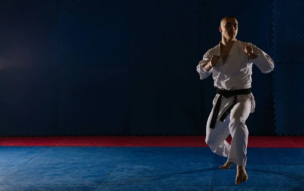 Schöner Karate Teenager Beim Boxen Während Studio Steht — Stockfoto