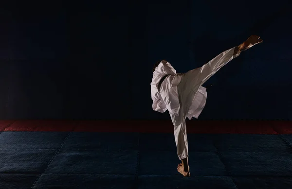Junger Karatist Mit Schwarzem Gürtel Posiert Karate Studio Für Ushiro — Stockfoto