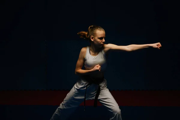 Nahaufnahme Von Karate Mädchen Mit Schwarzem Gürtel Beim Üben Von — Stockfoto
