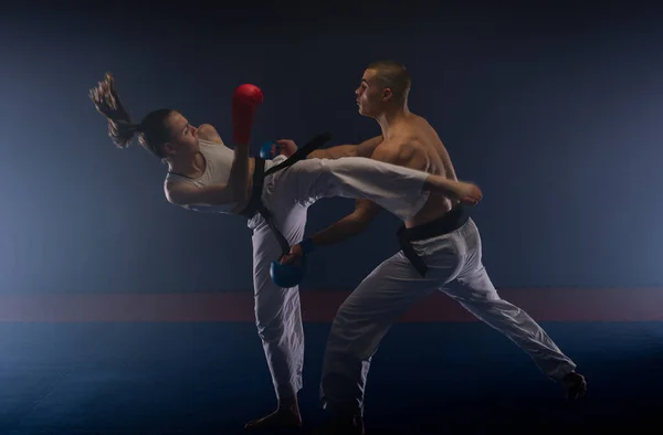 Två Starka Karate Vänner Gör Mawashi Geri Praktiken Studion — Stockfoto