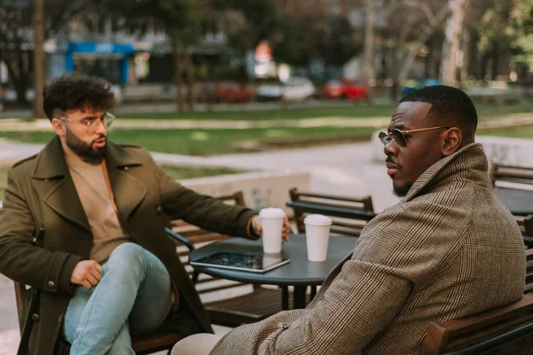 Blanke Man Praat Met Zijn Zwarte Mannelijke Collega Terwijl Hij — Stockfoto