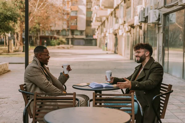 Bom Olhar Homens Negócios Pessoas Divertindo Conversação Rindo Primeiro Café — Fotografia de Stock