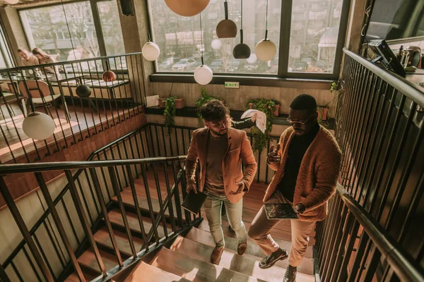 Drei Multiethnische Menschen Gehen Der Kaffeebar Die Treppe Hinauf Und — Stockfoto