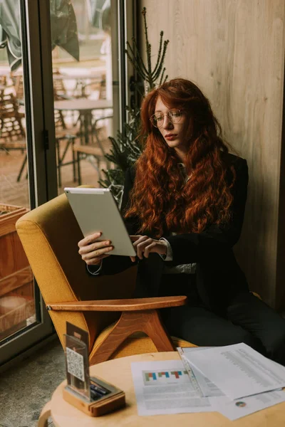 Beautiful Ginger Business Girl Working Tablet Coffee Bar — Stock Photo, Image
