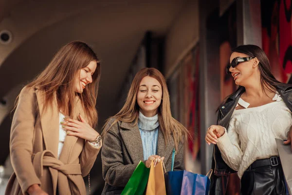 Tři Dívky Přátelé Baví Usmívají Nakupování Celý Den — Stock fotografie