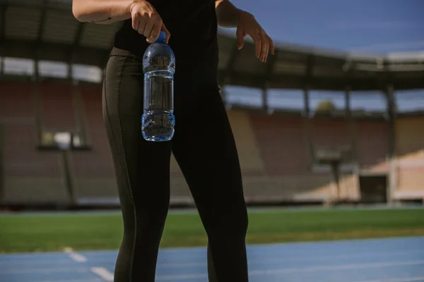 Eine Sportlerin Hält Eine Flasche Wasser Der Hand — Stockfoto