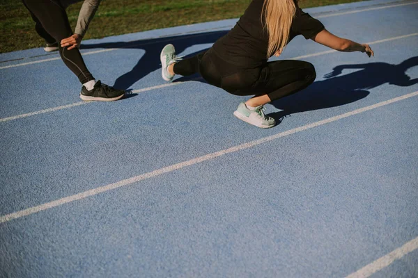 Sportif Bir Kız Erkek Bacaklarını Açıyor — Stok fotoğraf