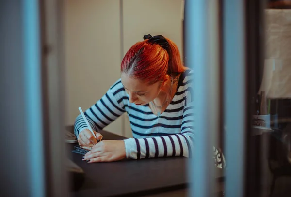 Krásná Tetovací Umělkyně Rudými Vlasy Kreslí Svém Studiu Svém Tabletu — Stock fotografie