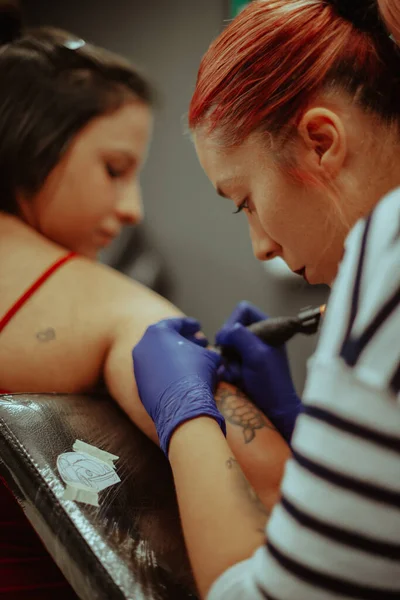 Primer Plano Hermosa Artista Del Tatuaje Trabajando Con Cliente Estudio —  Fotos de Stock
