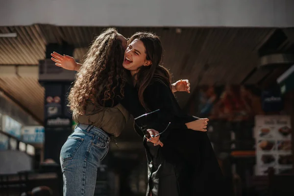 Dos Chicas Abrazándose Gritando Felicidad Después Que Han Visto Durante —  Fotos de Stock