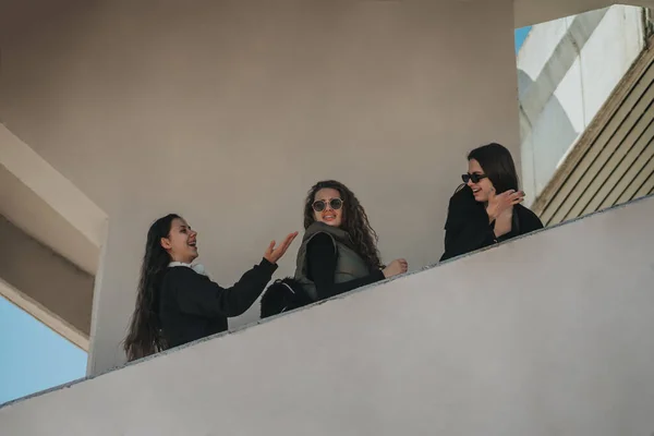 Три Великолепные Подружки Собираются Покупками Идут Наверх Торговый Центр Веселятся — стоковое фото