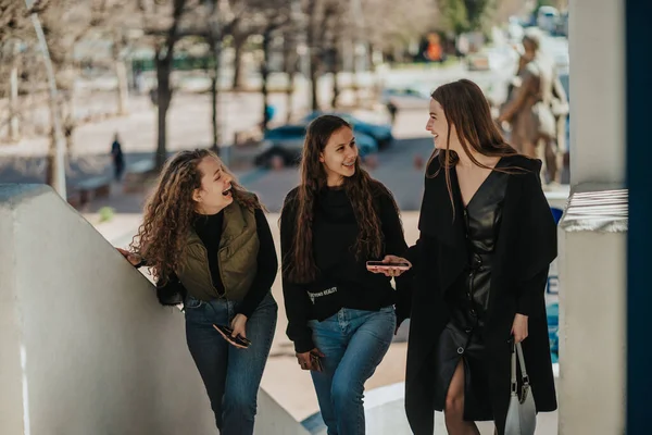 Tres Chicas Sonrientes Caminando Arriba Teniendo Una Conversación Divertida —  Fotos de Stock