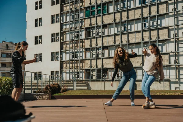 Две Девушки Танцуют Улице Пока Друг Фотографирует — стоковое фото