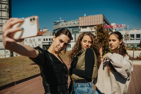 Close Três Lindas Garotas Elegantes Tirando Uma Selfie Enquanto Estavam — Fotografia de Stock