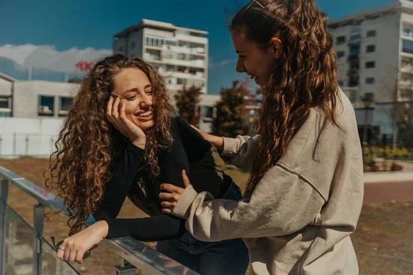 Zwei Mädchen Unterhalten Sich Park Und Lachen Lockiges Mädchen Lehnt — Stockfoto