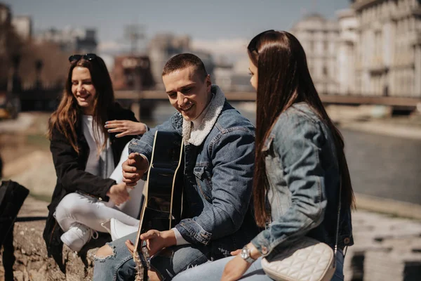 Close Man Playing Guitar Front His Friends While Sitting River — Stock Photo, Image