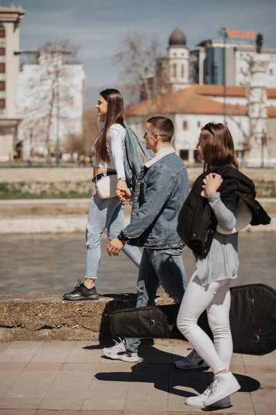 Tre Amici Che Camminano Vicino Fiume Divertono Città — Foto Stock