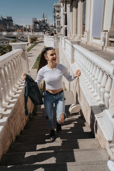 Красива Приваблива Дівчина Піднімається Білих Сходах Центрі Міста — стокове фото