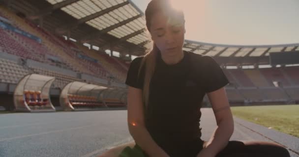 Seorang Wanita Pemanasan Pagi Hari Dalam Stadion Sebelum Latihan — Stok Video