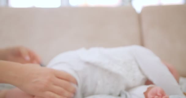 Llorando Niña Tendida Sofá Sala Estar Mientras Madre Está Tratando — Vídeos de Stock