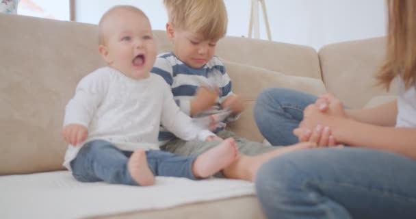 Маленькие Очаровательные Дети Играют Вместе — стоковое видео