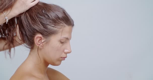 Γυναίκα Πάρει Μαλλιά Της Σταθερό Απομονωμένο Λευκό Καθαρό Δέρμα Αισθητική — Αρχείο Βίντεο
