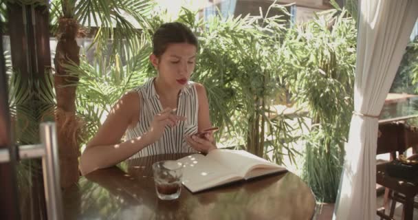 Femeie Afaceri Care Lucrează Terasă Într Cafenea Bar Timpul Zilei — Videoclip de stoc