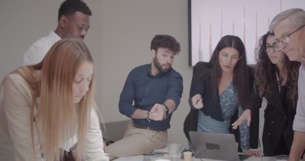 Lidé Zaměřili Brainstorming Zasedání Pro Budoucnost Firmy Zasedací Místnost Různými — Stock video