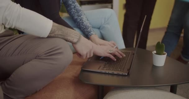 Jovens Colegas Digitando Laptop Espaço Escritório Moderno — Vídeo de Stock