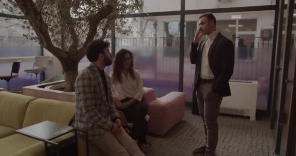 Ofisteki Dinlenme Odasında Sıradan Bir Konuşma Yapan Arkadaşı — Stok video
