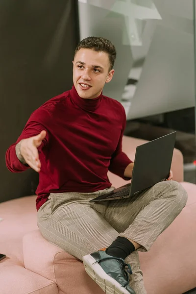 Gut Aussehender Stylischer Mann Der Auf Seinem Laptop Arbeitet Während — Stockfoto