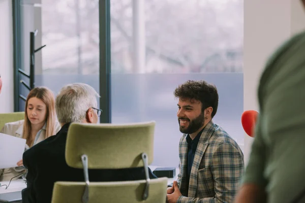 Hombre Negocios Guapo Sonriendo Mientras Está Sentado Hablando Con Colega —  Fotos de Stock