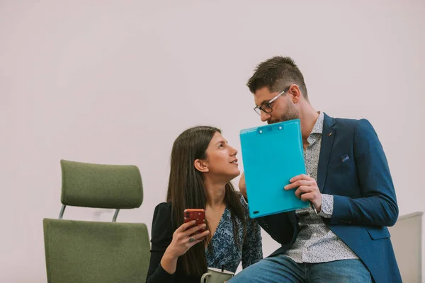 Dos Socios Comerciales Que Hablan Entre Mientras Están Sentados Espacio — Foto de Stock