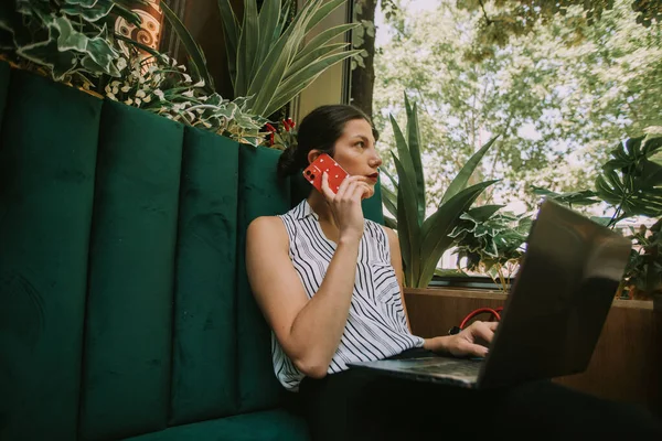 Niesamowita Kobieta Biznesu Rozmawiająca Przez Telefon Siedząc Zielonej Kanapie — Zdjęcie stockowe
