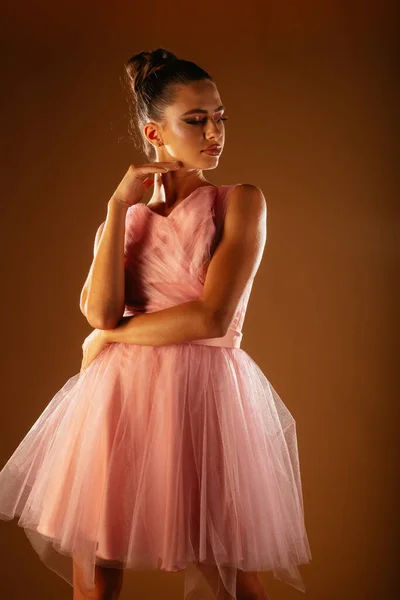 Sesión Moda Estudio Chica Posando Vestido Rosa Una Mano Estómago —  Fotos de Stock
