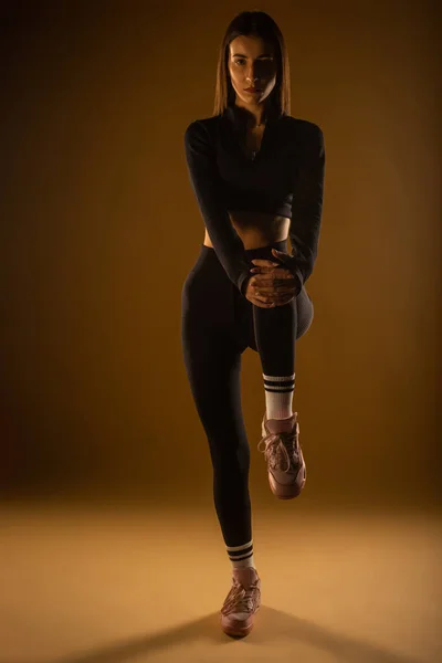 Stüdyoda Bacak Egzersizi Yapan Formda Bir Kız — Stok fotoğraf