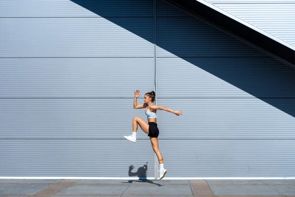 Sexy Girl Exercising Outdoors Sunny Day She Moving Forward Jumping — Fotografia de Stock