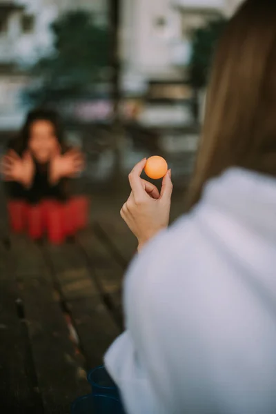 Крупным Планом Девушка Держит Оранжевый Мяч Руке Пытаясь Бросить Чашки — стоковое фото