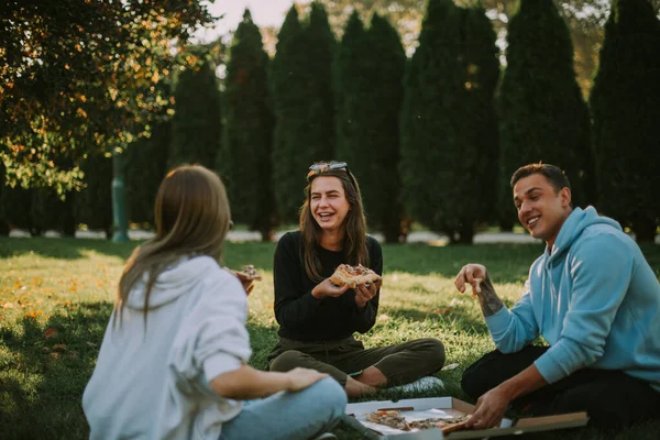 Trzech Najlepszych Przyjaciół Śmieje Się Podczas Jedzenia Pizzy Parku — Zdjęcie stockowe