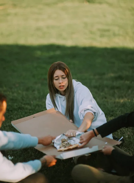 Tre Amici Combattono Ultima Fetta Pizza Mentre Erano Seduti Parco — Foto Stock