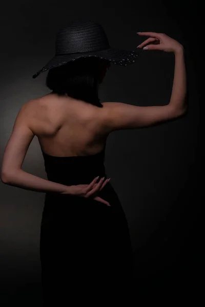 Élégante Fille Pose Avec Son Parfait Sont Robe Noire Studio — Photo