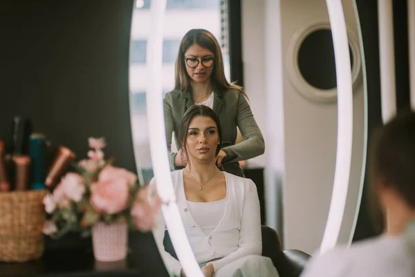 Cabeleireiro Loiro Conversando Com Seu Cliente Morena Sobre Seu Cabelo — Fotografia de Stock