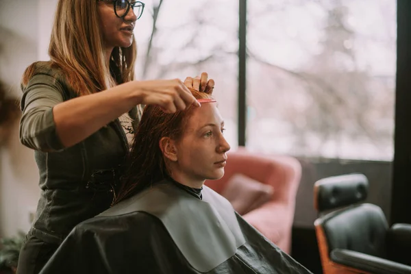Güzeller Güzeli Sarışın Kuaförün Kuaförde Müşterilerinin Saçlarını Tarayıp Konuşmalarını Yakından — Stok fotoğraf
